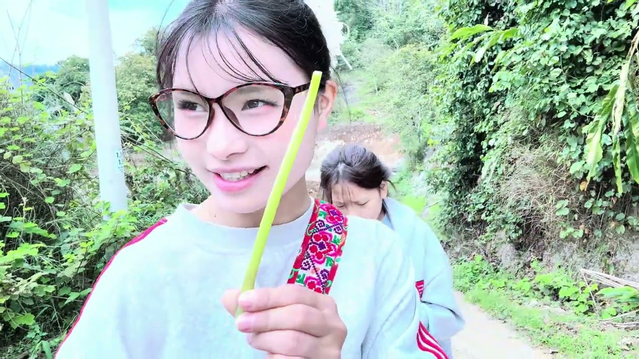 今天小丽在家去摘水果吃😘