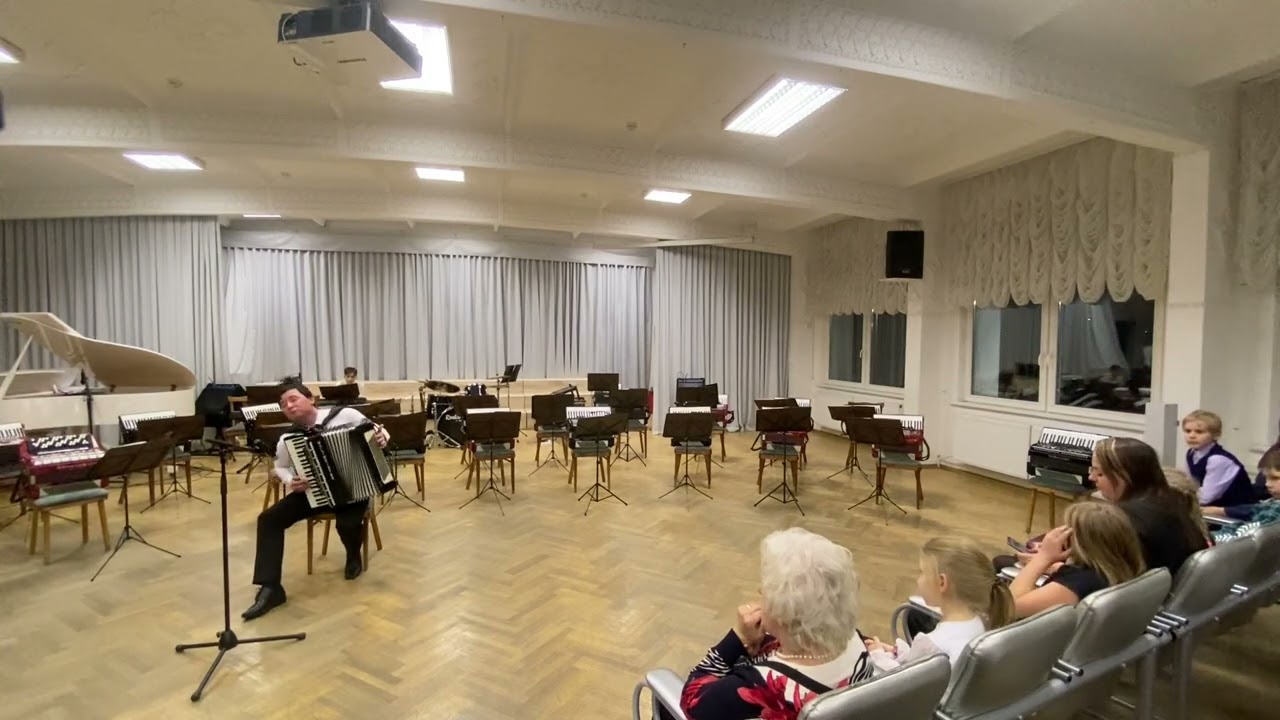 Pablo de Sarasate: Zigeunerweisen, Op. 20. Accordion attempt to become a violin