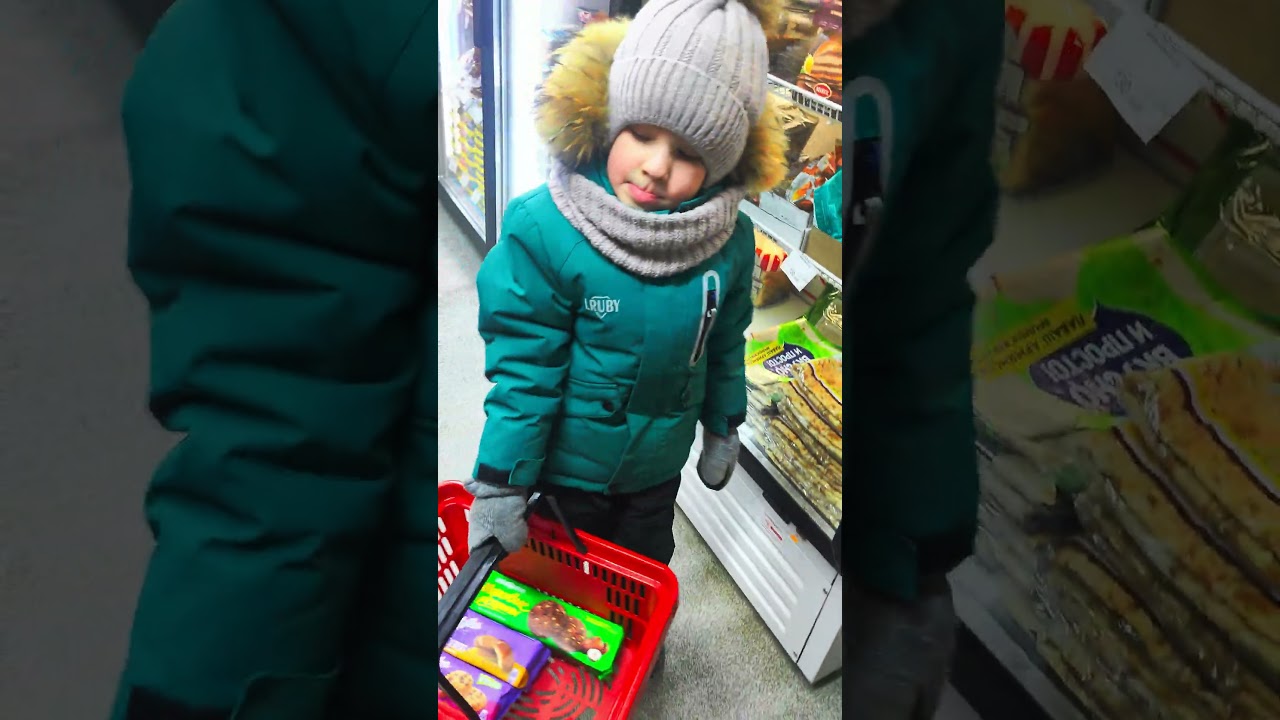 Марк собрался в гости, ну как же с пустыми руками что ли #марик #марк #маркуша