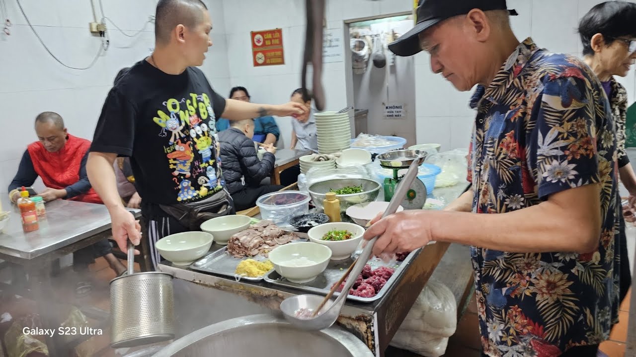 PHỞ BỎ TÁI CHÍN 40K  . TẠI 120 TRẦN CUNG  .BÀ THÚY QUÁN . 