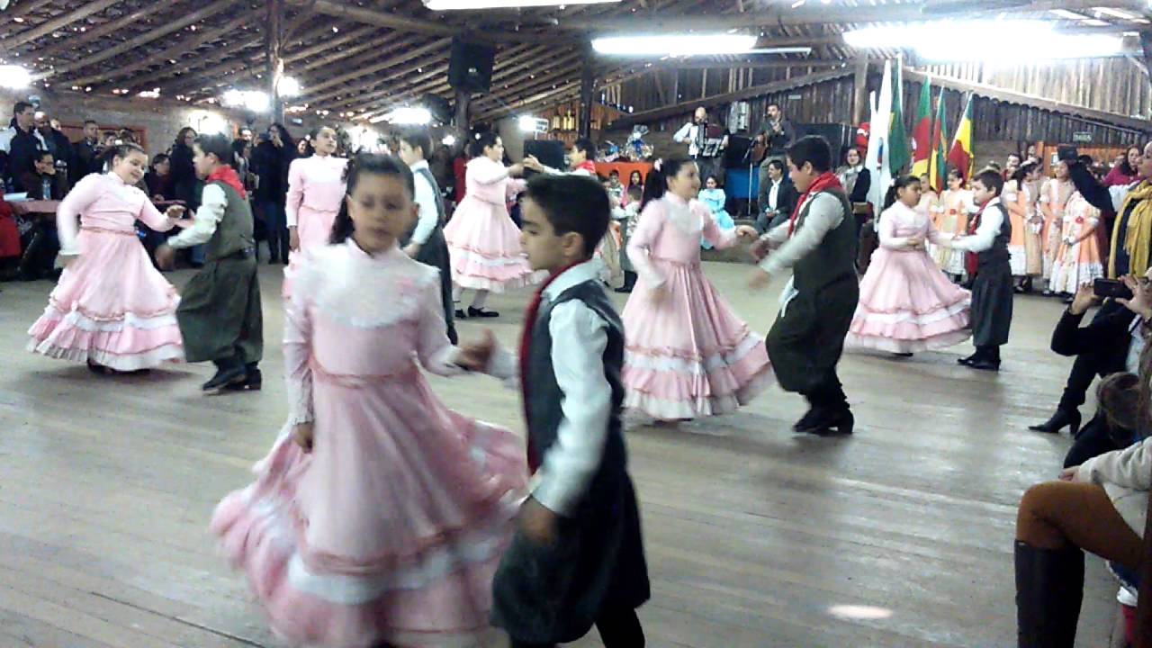 Apresentação invernada Pré Mirim do CTG Aldeia dos Anjos: Maçanico, chote carreirinha e Tatu