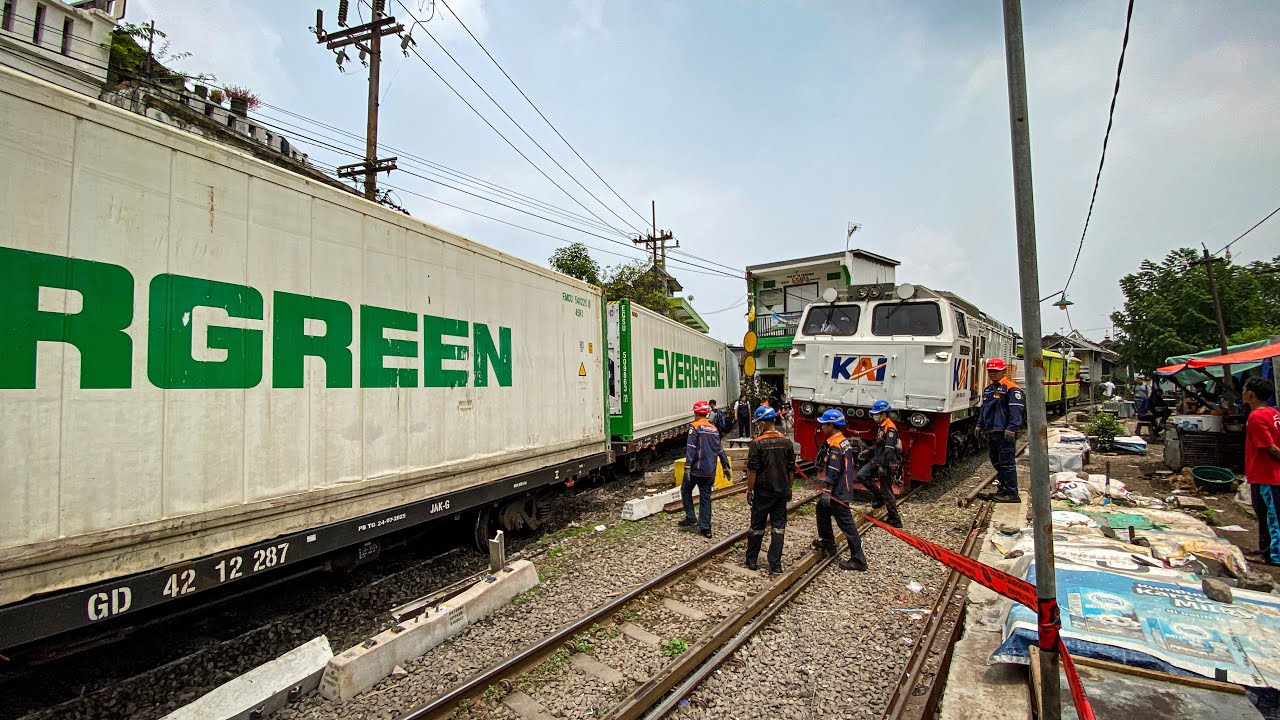 DETIK DETIK EVAKUASI KERETA API KONTAINER ANJLOK DI SURABAYA