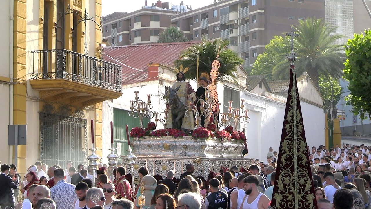 Cien años de la Pollinica procesionan tras una amarga Semana Santa