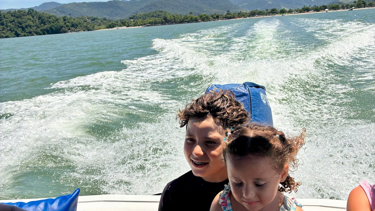 Andando de lancha privativa em Paraty 