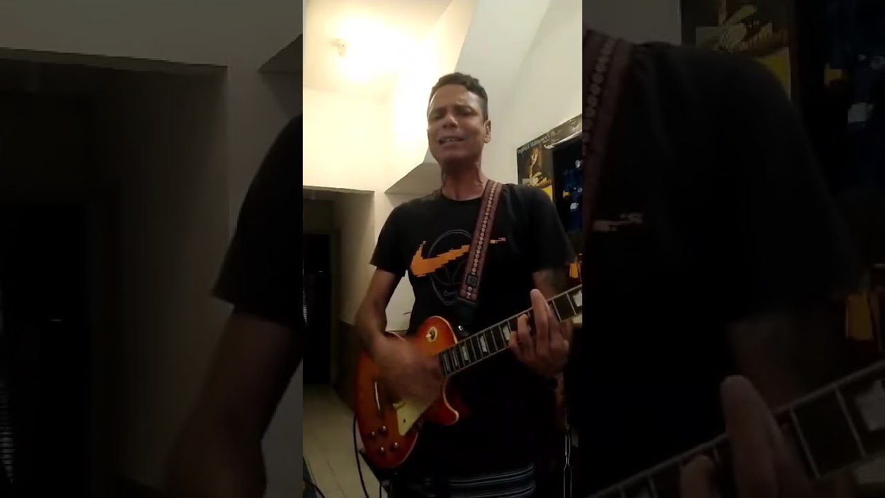 Eu cantando sem microfone e guitarra ligada no amplificador junto com o baterista