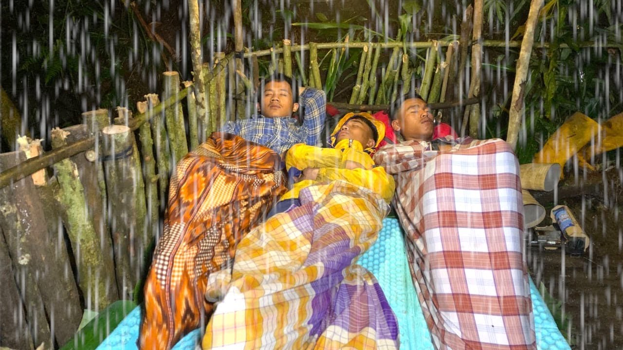 BERKEMAH DI HUJAN LEBAT DAN BADAI PETIR‼️BERJUANG MEMBANGUN TEMPAT BERLINDUNG SAAT BADAI PETIR