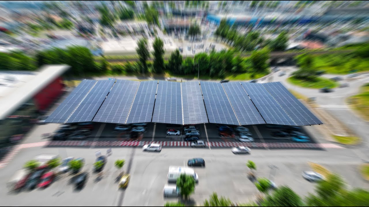 Ombriere solaire et autoconsommation pour le parking d'Intermarché de Mâcon.