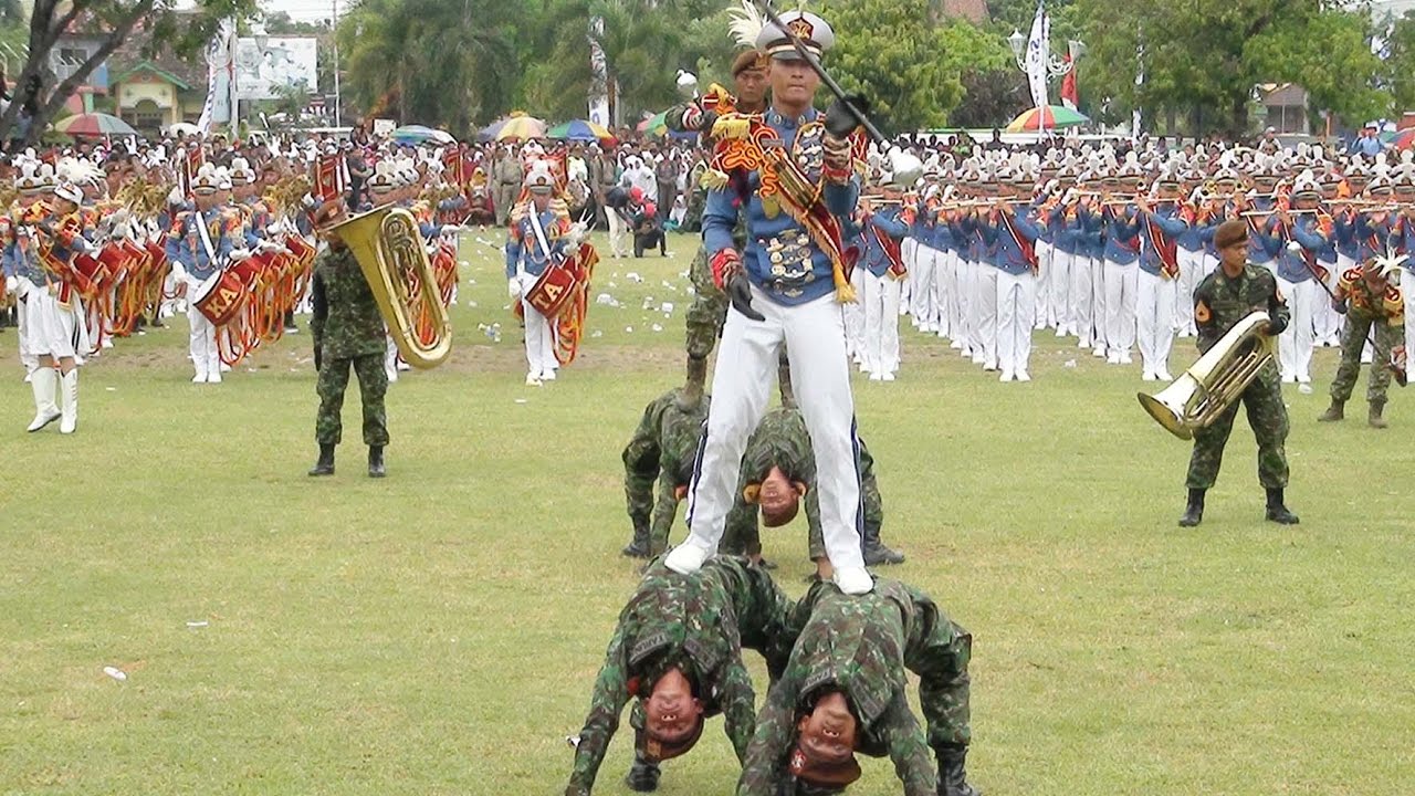 Drumband AKMIL 'Canka Lokananta' Magelang di Alun alun Kendal