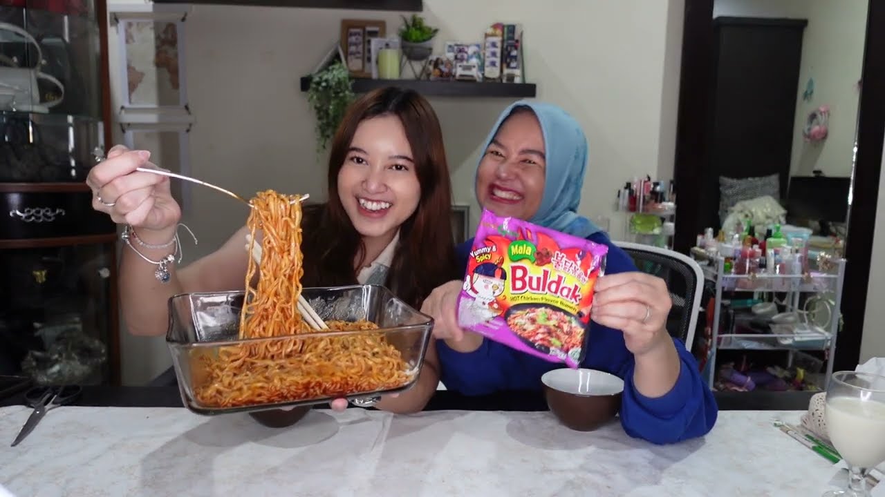 NO CUT NO EDIT! NGAJAKIN MAMA MAKAN SAMYANG 4X SPICY?! | Aurelliaurel