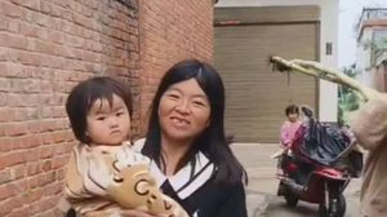 我觉得我大王已经过得够苦的了，没想到在网络上看到了还有比我还苦的人更难的粉丝。他是一个伟大的父亲独自照顾四个孩子！我想尽我自己的所能，帮一点是一点。我大王做的不多，不过是在别人需要时雪中送炭伸出...