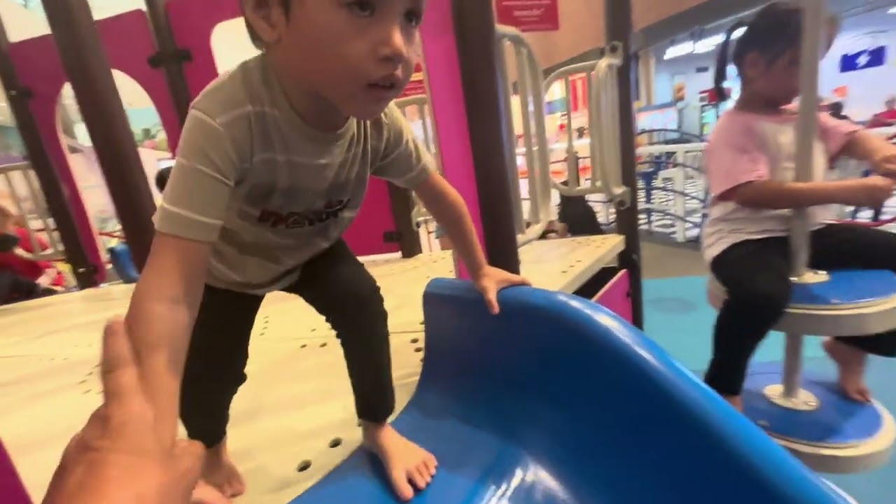 Jalan jalan di taman mall pocong