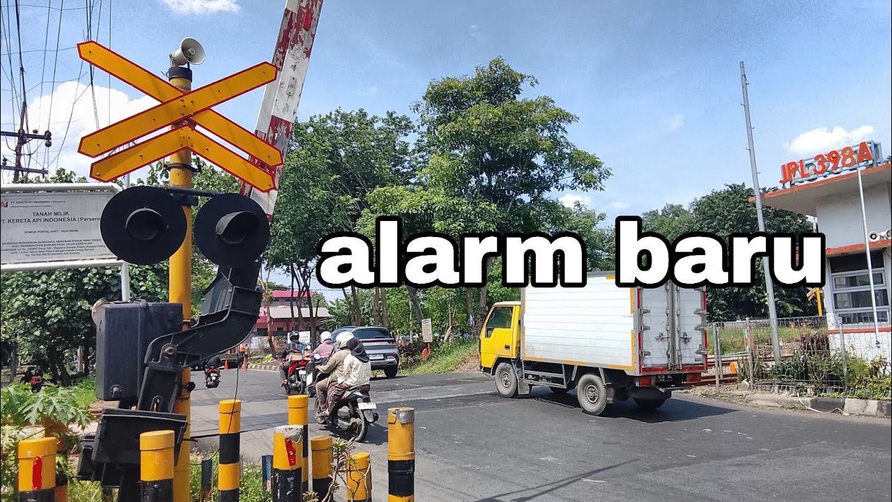 Ganti alarm baru di perlintasan kereta api margomulyo surabaya