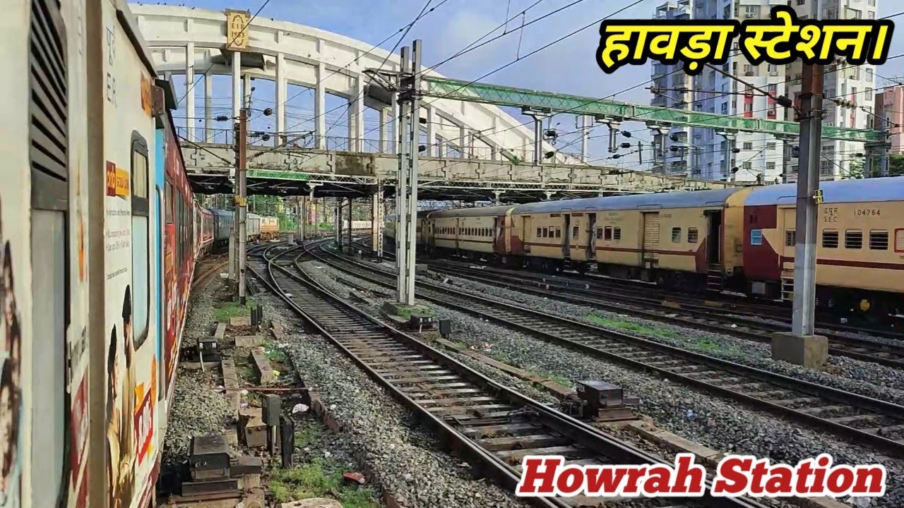 भारत के सबसे बड़े रेलवे स्टेशन हावड़ा से निकलकर कोलकाता शहर को पार करते हुए निकली शताब्दी एक्सप्रेस।