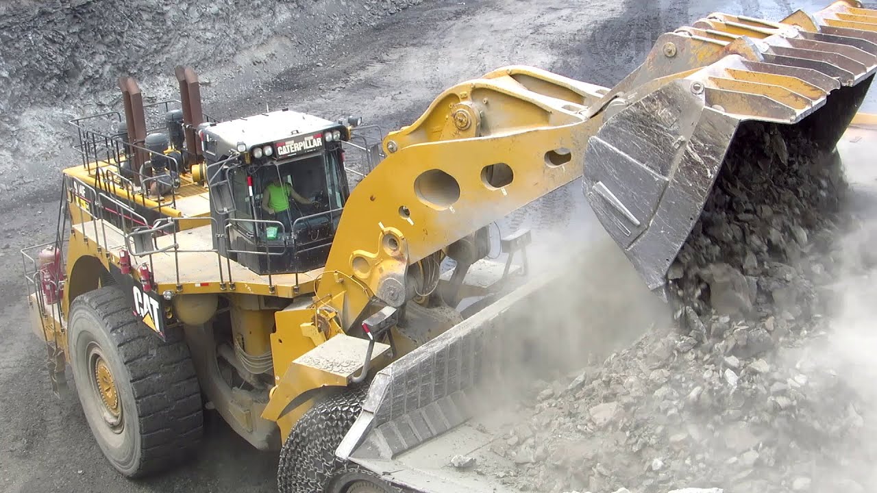 GIANT Caterpillar 994F Loading 789C's