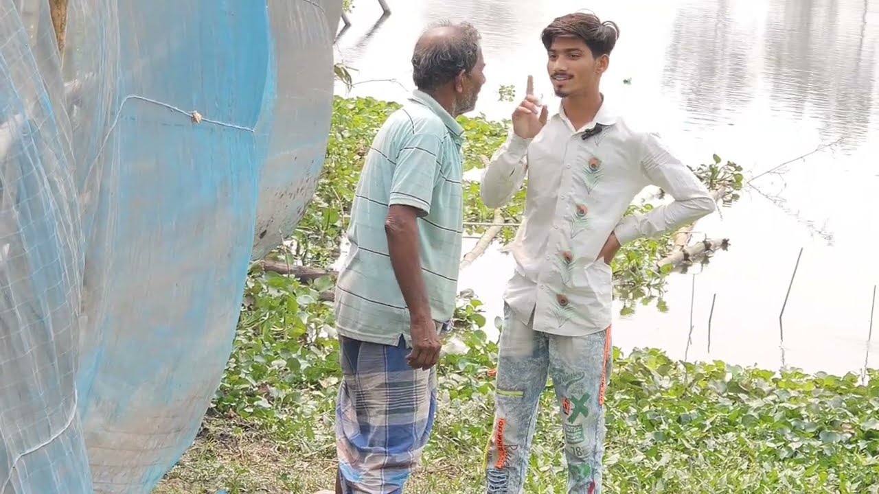 মাঠে লুকিয়ে prank করলাম! শেষটা দেখে হাসবেন।#prankvideo#funnyprank#villageprank#banglaprank#funnyvide