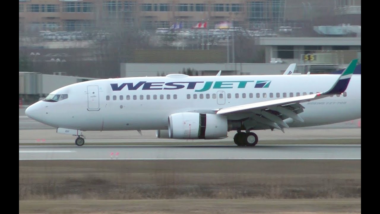 WestJet Boeing 737-700 Landing at YLW