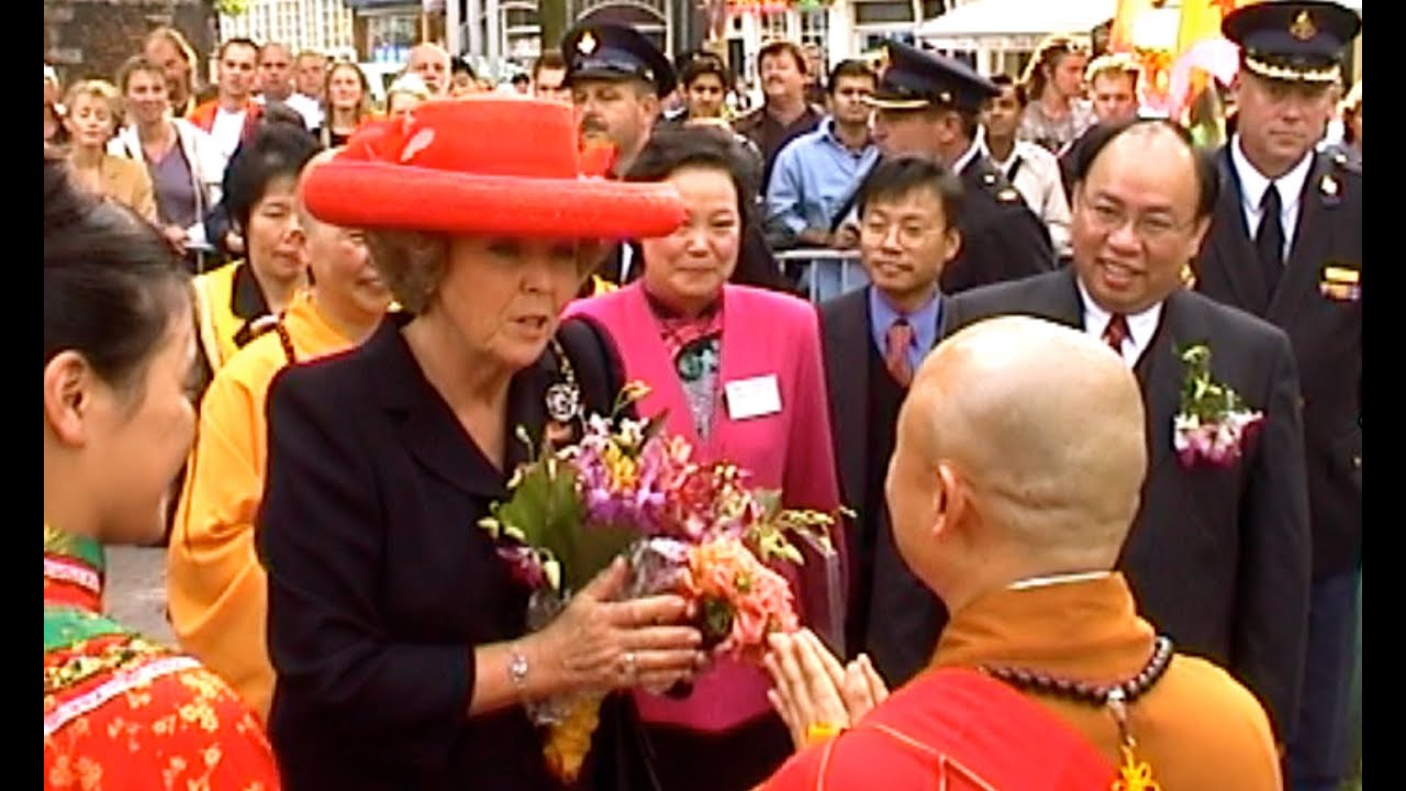 Boeddhisme in opspraak-Koningin Beatrix opent de Fo Kuang Shan Tempel op de Zeedijk.
