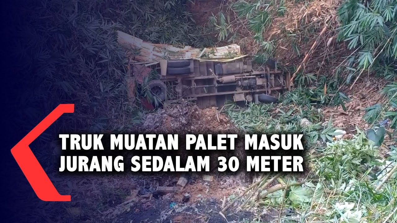 Truk Muatan Palet Masuk Jurang Sedalam 30 Meter
