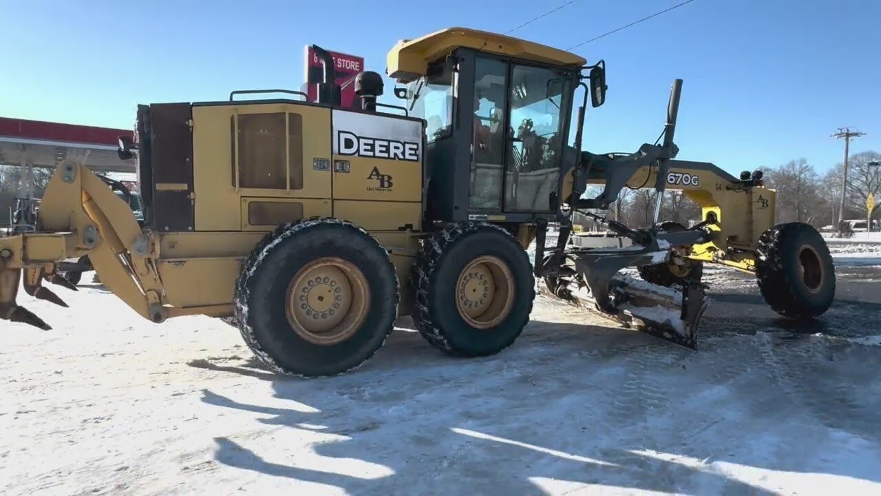 Crews work to keep Arkansas highways passable as temperatures remain near freezing