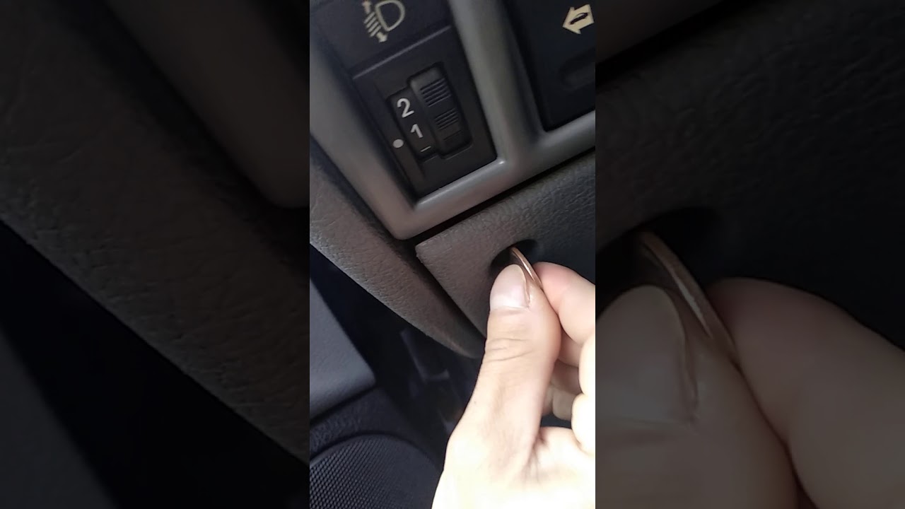 Замена предохранителя прикуривателя на Пежо 406 2000 года.