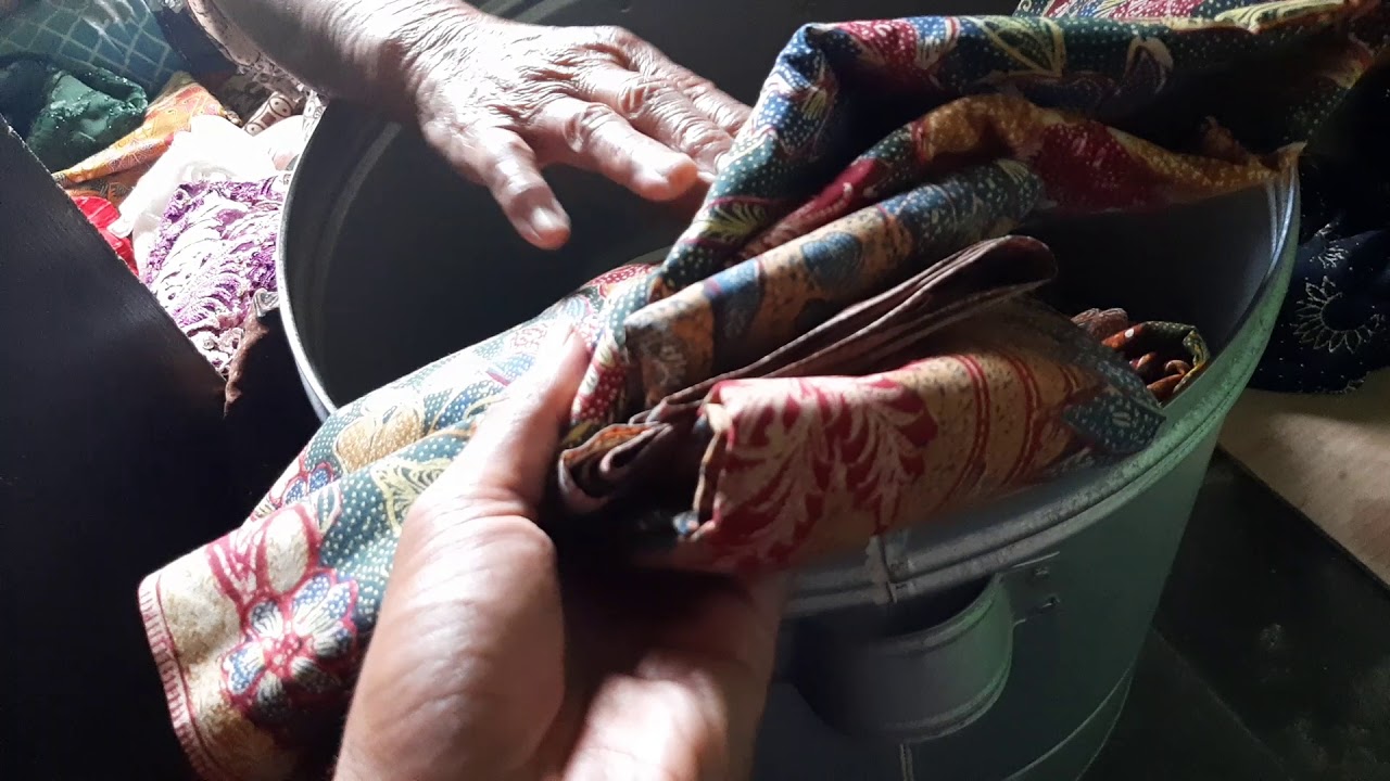 NENEK PEMILIK SARUNG KUNO BERHARGA JUTAAN (SARUNG BIANYU)