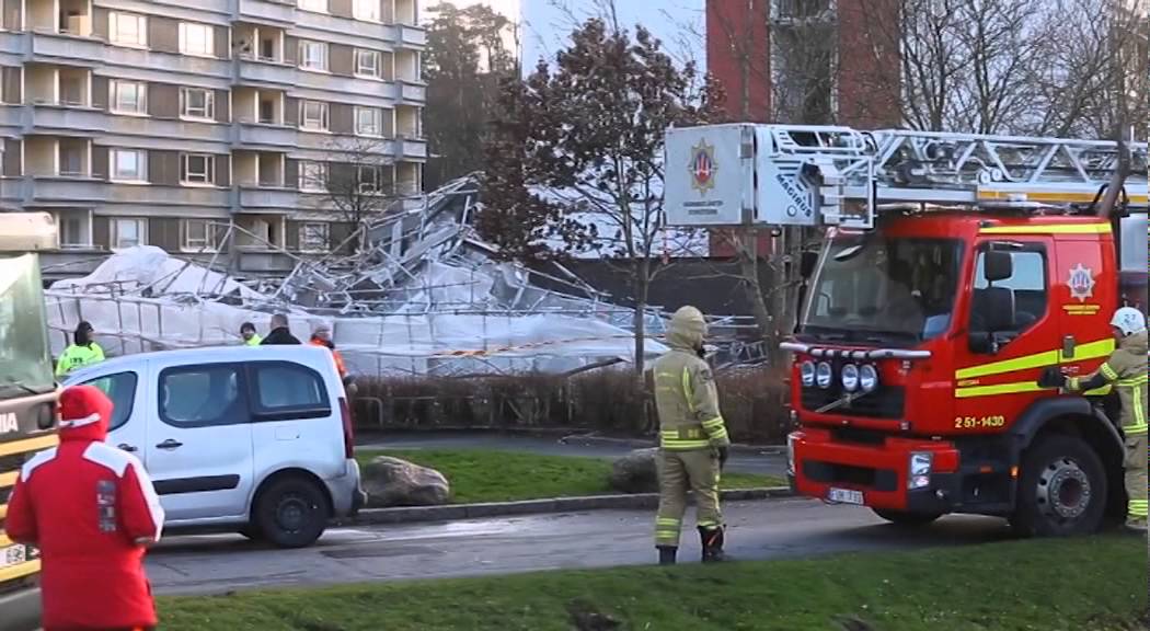 Här slår stormen Helga till – en till sjukhus efter att stor byggnadsställning rasat