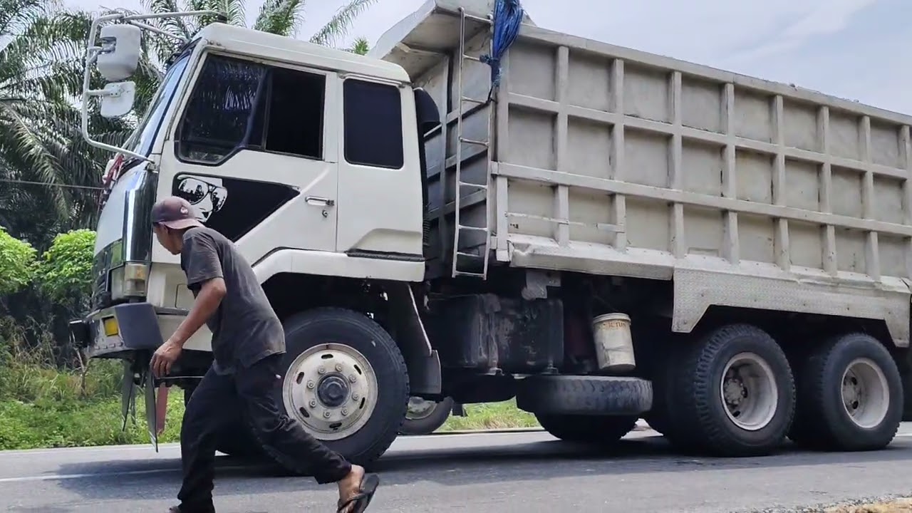 MAMPUKAH SOPIR DAN TRUCK MENARIK TRUCK CPO YOK KITA SIMAK VIDEONYA