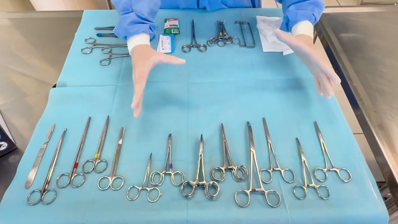 Montagem de mesa e instrumentos cirúrgicos