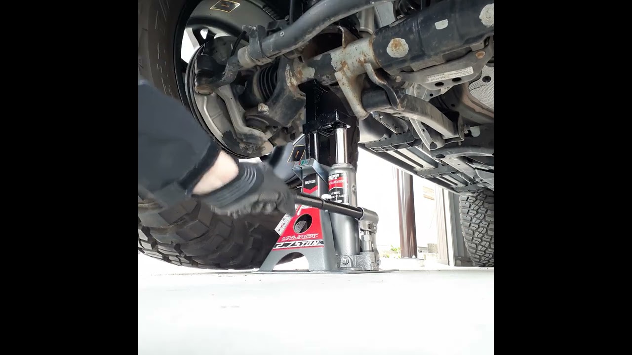 Jack up the Jeep Wrangler with a unijack