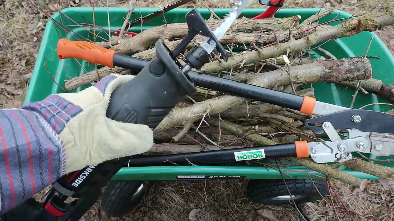 Záhradný vozík GÜDE GGW 250 a Parkside chvostovka v záhrade,Garden cart and Cordless Sabre Saw