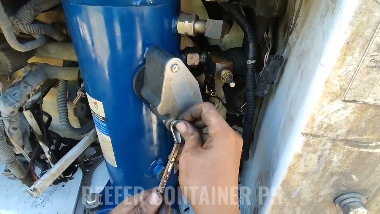 KNOCKING COMPRESSOR ON CARRIER ELITE LINE REEFER CONTAINER - REPLACE COMPRESSOR