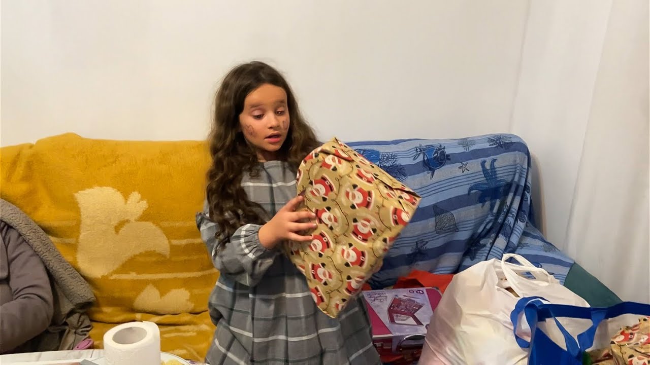 Carina abrindo os presentes de Natal
