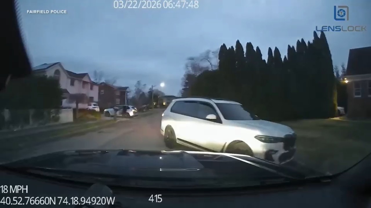В Нью-Джерси шокирующее видео показывает, как угон автомобиля перерастает в погоню с полицией.