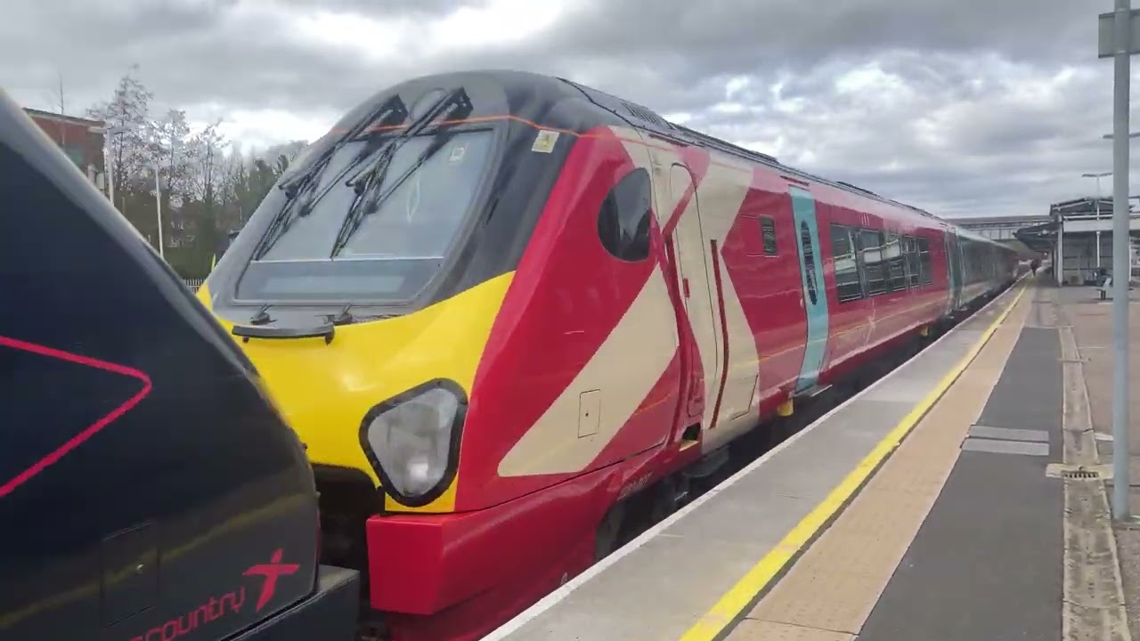Class 221 (ex Avanti) + 220 (Referbished) departing Guildford with tones.
