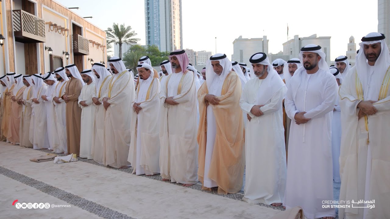 حاكم عجمان وولي عهده يؤديان صلاة العيد في مسجد قصر الزاهر ‏