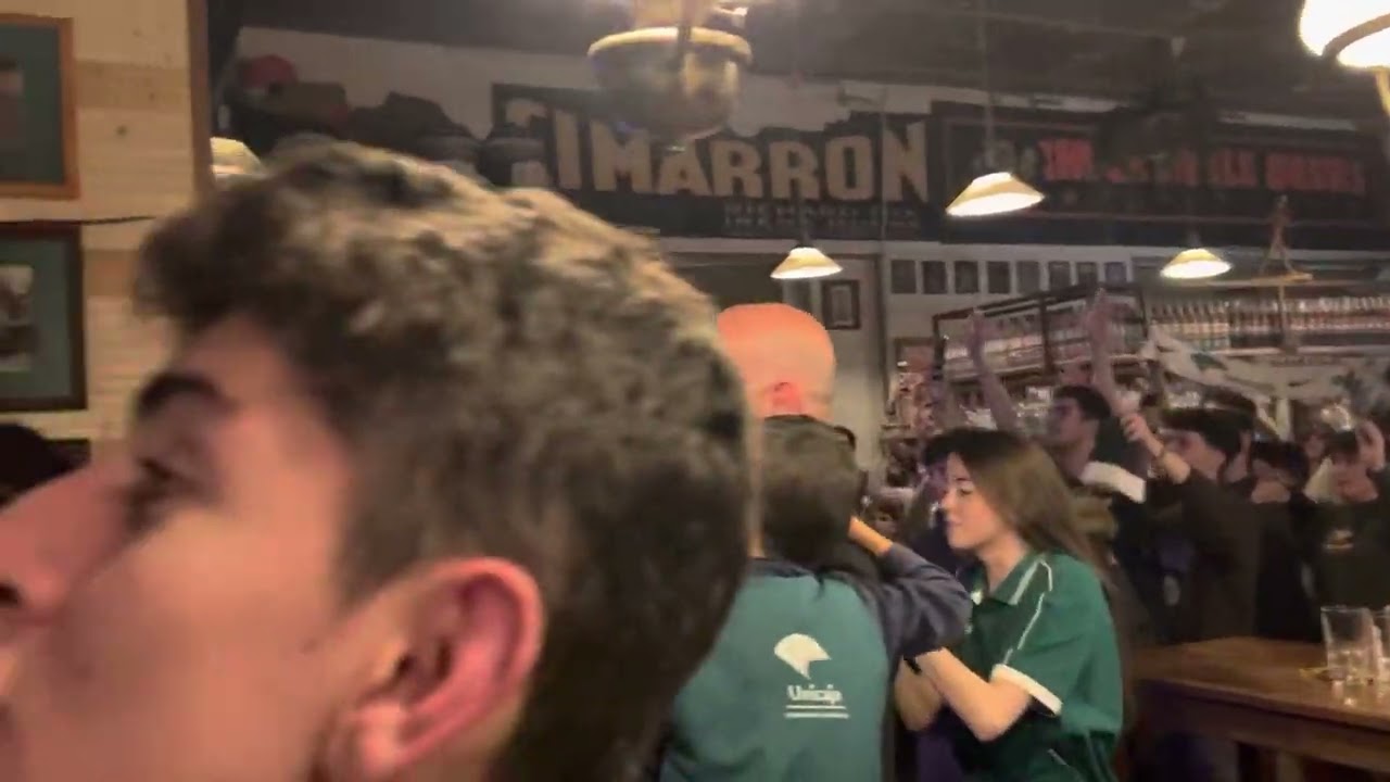 Himno a capella del Unicaja de Málaga en el Grand Café Central!