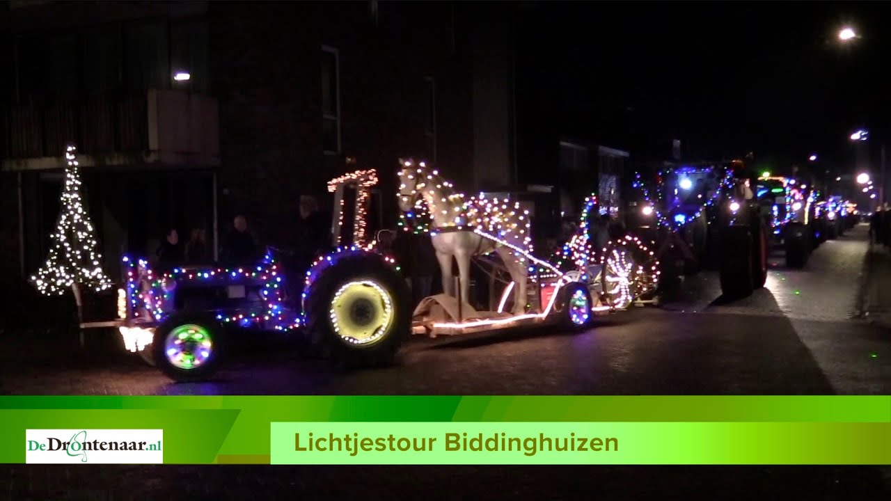 Versierde trekkers in optocht door Biddinghuizen tijdens Lichtjestour