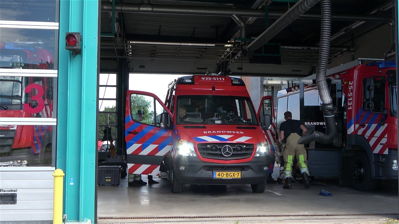 PRIO1 Persoon te water Marina Muiderzand Marinaweg Almere Uitruk Brandweer duikers Lelystad 25-5111