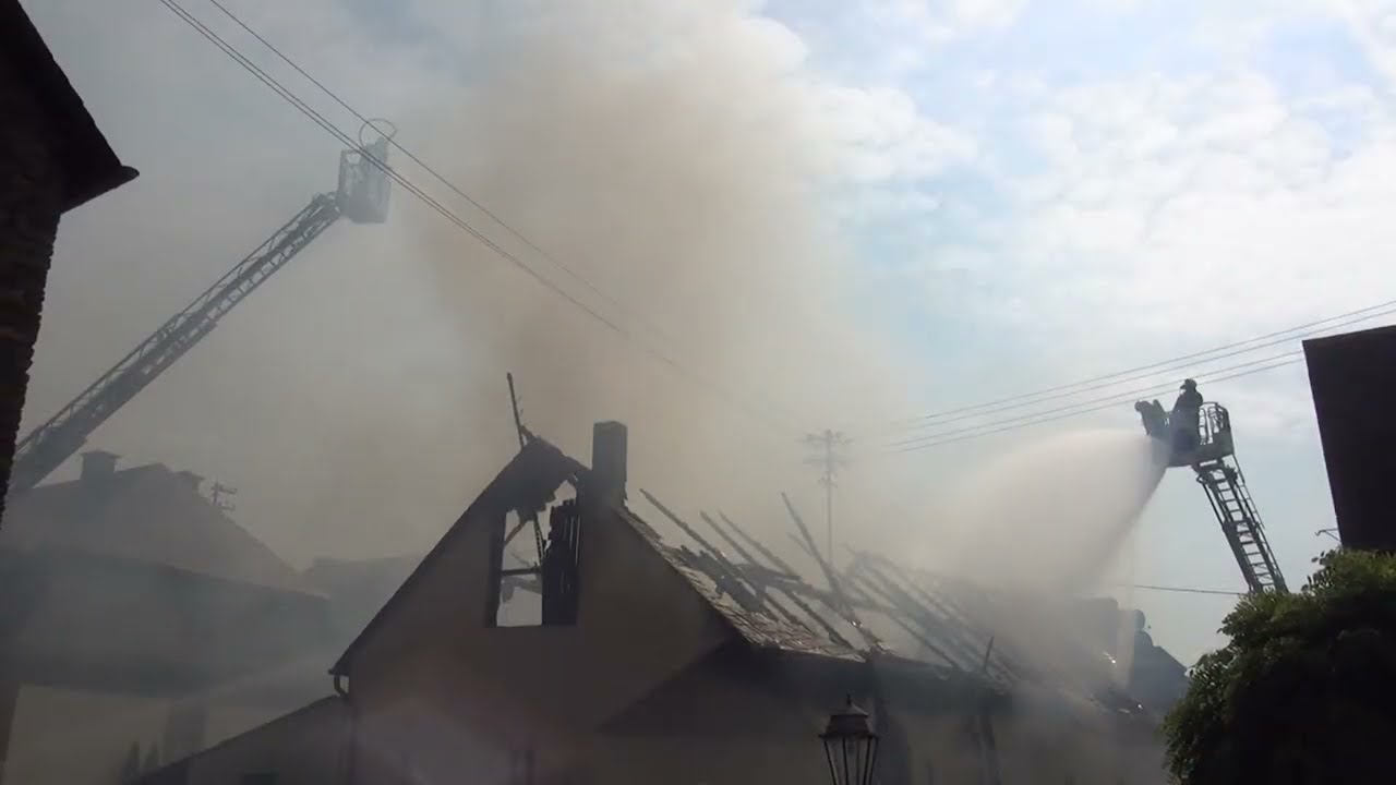Gebäudebrand in Ürzig- 100 Kräfte im Einsatz