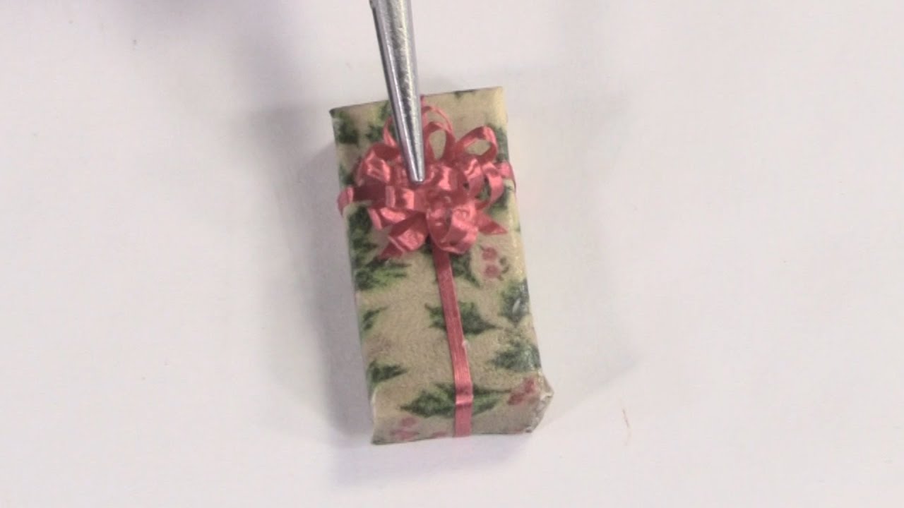 Dollhouse Tutorial -  How to Make Miniature Bows for Gifts