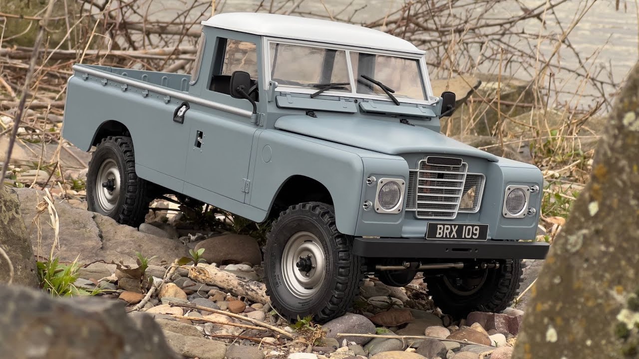 Premier | Boom Racing BRX02 Land Rover Series III 109 Pickup 1/10 4WD Radio Control Car Kit [BR8006]