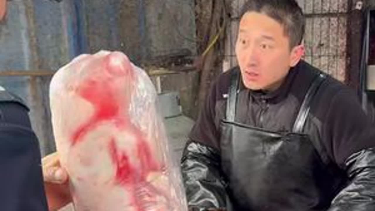 七十岁大爷带冻猪上门求剁，剁鸡老板无奈被迫转行简直太绝了#美食 #记录真实生活