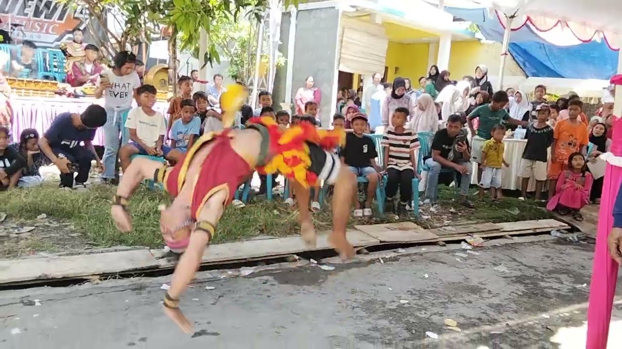 Aksi Bujang Ganong Salto Dewa Dewi di Wonowoso Karangtengah 