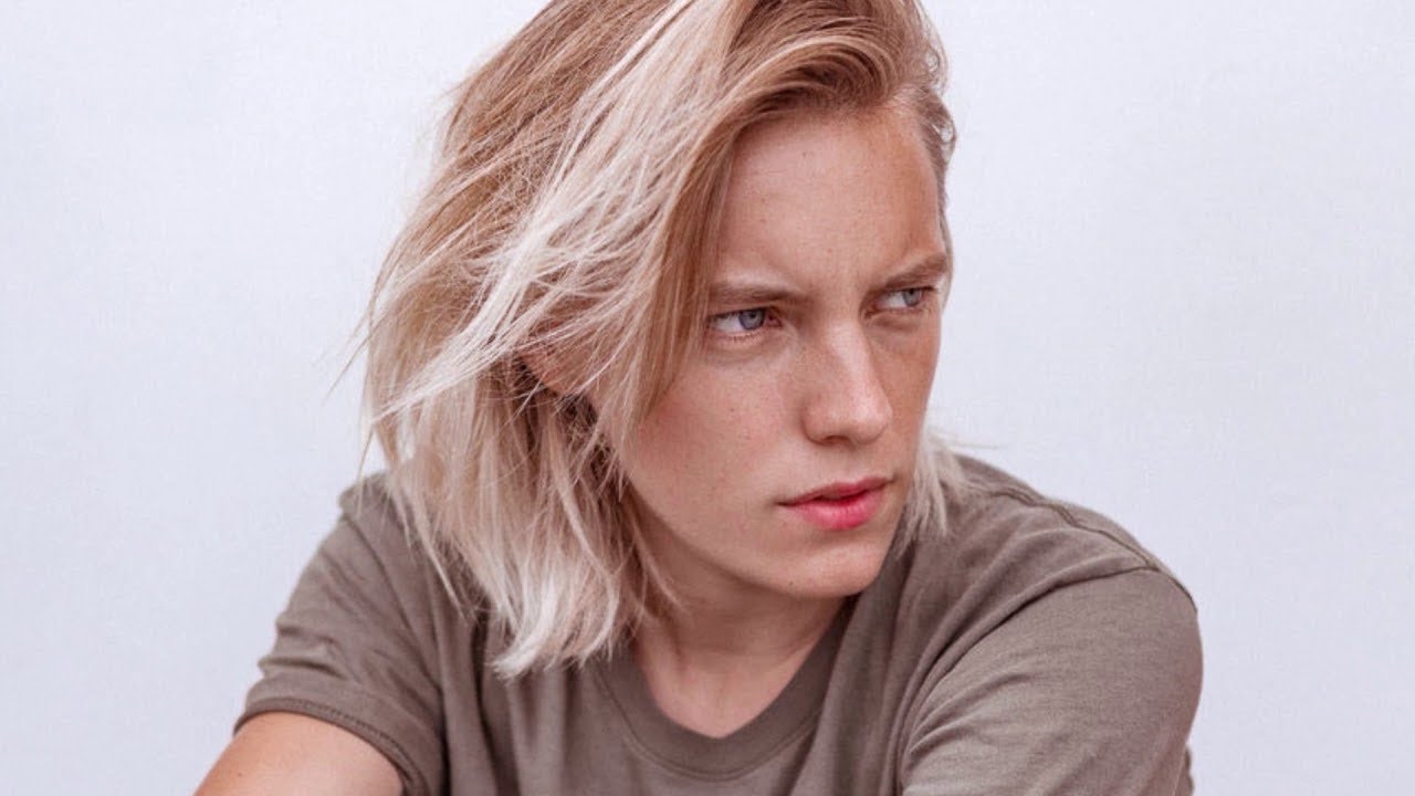 ERIKA LINDER / Dallas - BELOW HER MOUTH  💋