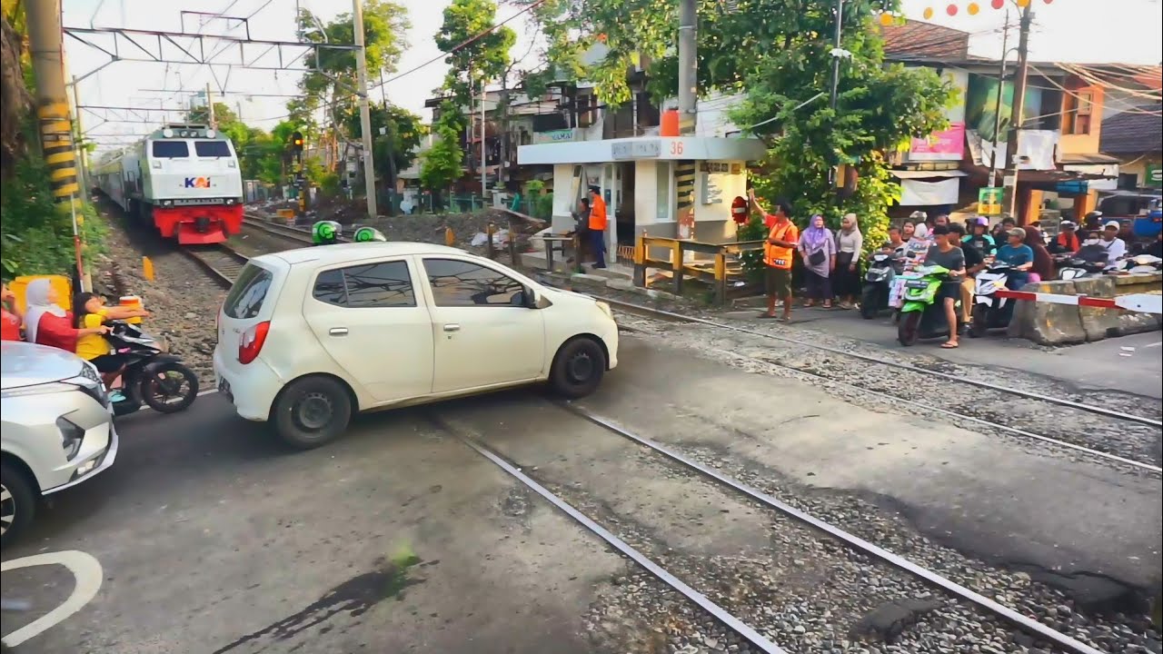 Kereta Api panjang ngebut secepat kilat‼️perlintasan paling bikin deg degan