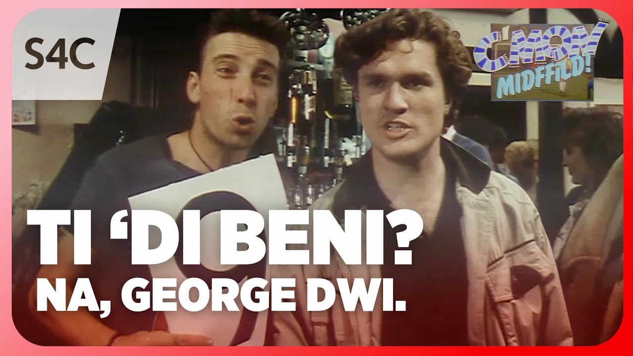 C'mon Midffild: Bryn Coch yn cwrdd â'r hwntws | "Ti 'di Beni?" | Iconic Welsh comedy archive | S4C