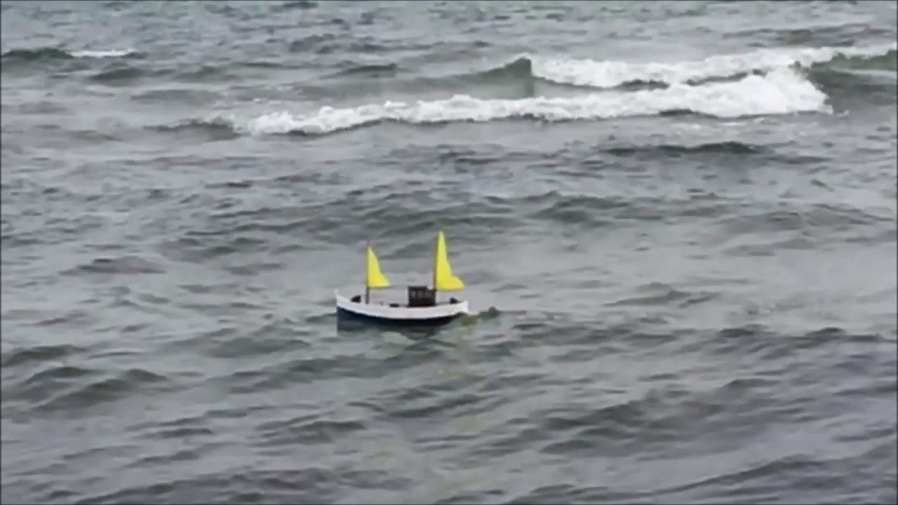 Ein RC Krabbenkutter im Sturm