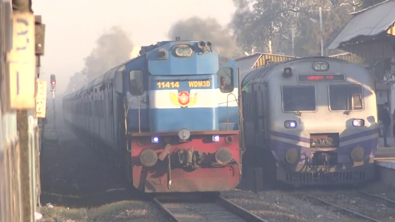New Delhi - Ahmedabad Swarna Jayanti Rajdhani Express speeds through Unjha
