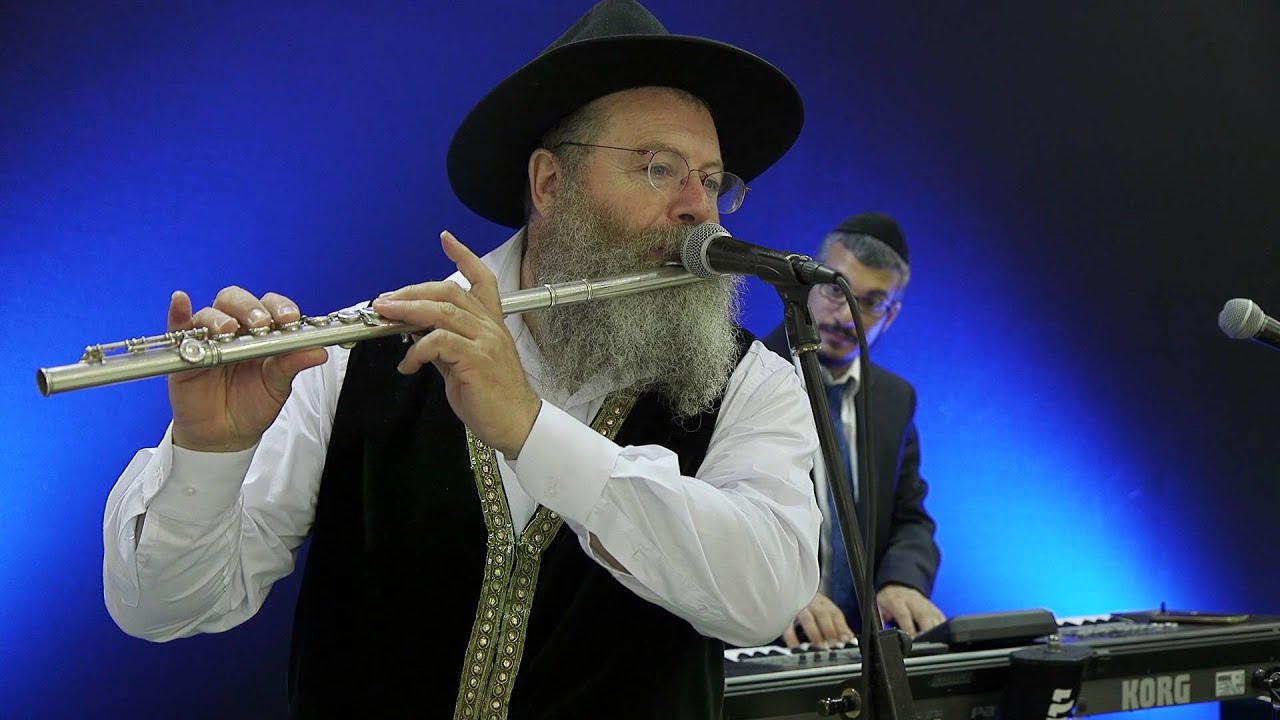 אבי פיאמנטה מנגן שיר למעלות