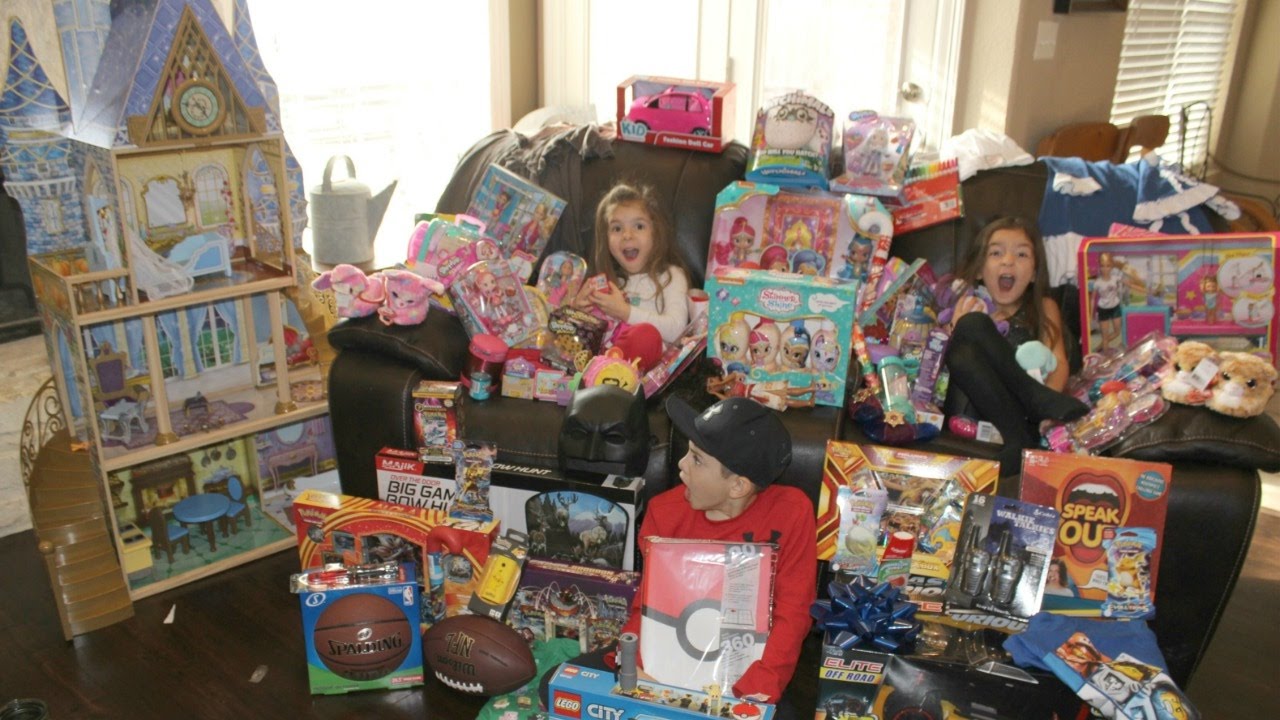 KIDS OPENING PRESENTS 🎁 CHRISTMAS DAY MORNING 🎉